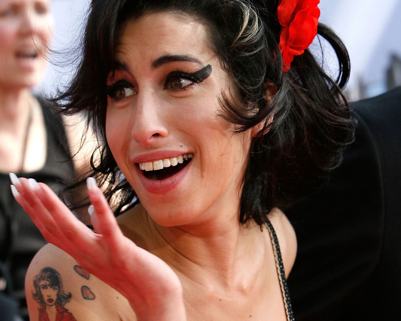 http://4.bp.blogspot.com/-9GLEet1WLlk/TiuiAdJNB3I/AAAAAAAACsI/9PMF3SbLVyQ/s1600/amy_winehouse_8_1280x1024.jpg