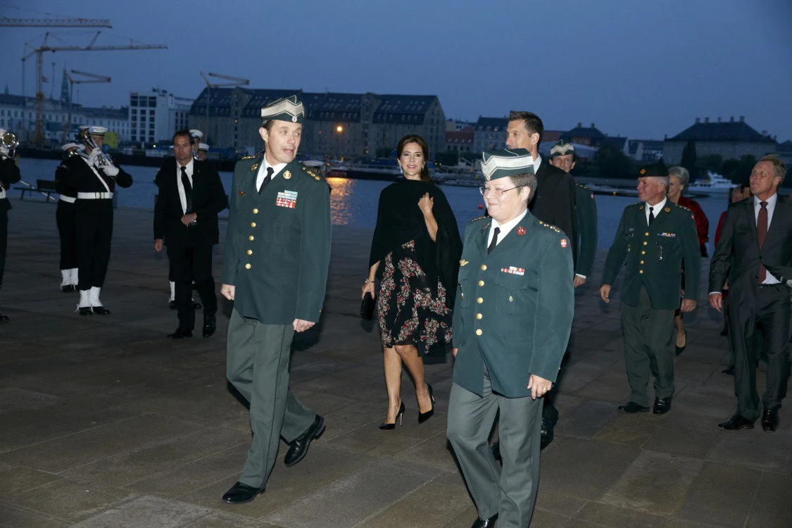 Hier, la Reine Margrethe , le Prince Henrik , le Prince Frederik, la Princesse Mary et le Prince Joachim se sont rendus à l'Opéra de Copenhague pour célébrer les 400 ans de l'Armée Danoise.