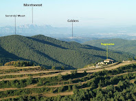 Montserrat, el Pla de Bages i en primer terme la masia de Puigmartre Montserrat, el Pla de Bages i en primer terme la masia de Puigmartre