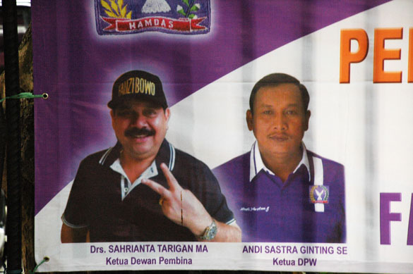 Fauzi Bowo is given the V sign