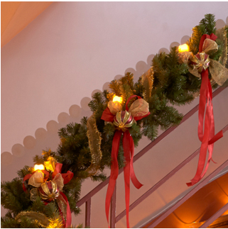 decorar las escaleras con adornos bonitos decorar las escaleras con adornos bonitos, arreglos navideños con luces para las escaleras, arreglos con luces navideñas para los pasamanos, ideas de como decorar las escaleras en navidad, decoraciones navideñas elegantes para escaleras, arreglos navideños con moños para escaleras