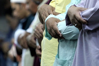 Disiksa ketika solat berjemaah!