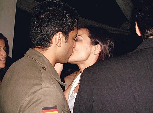 Farhan Akhtar kissing anuradha