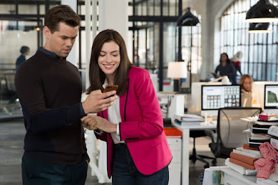 Anne Hathaway and Andrew Rannells in The Intern