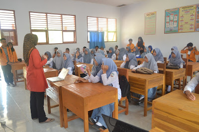 Siswa SMA N 3 Kendari belajar IT dan Linux Siswa SMA N 3 Kendari belajar IT dan Linux