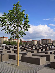 JOVENES ORINAN EL MONUMENTO AL HOLOCAUSTO EN BERLÍN