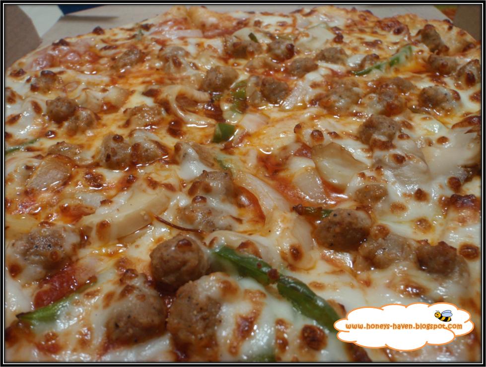 dominoes deluxe pizza