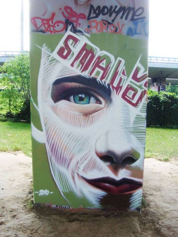 Belgium street artist Bart Smits (Bart Smeets) aka Smates attracted attention after a shark painted in Brussels. However, he draws a long time and amount of work would be enough for a few materials.We decided to select the most interesting. Lives and works Bart Smits in the small town of Mechelen, Belgium. The artist prefers to two main areas of his life - aerosols and canvases. He is behind specialized education through art school and the Academy of Arts. However, Smates believes he still has a lot to learn. The artist tries to draw on the walls only on legal grounds, although he was repeatedly caught and fined.