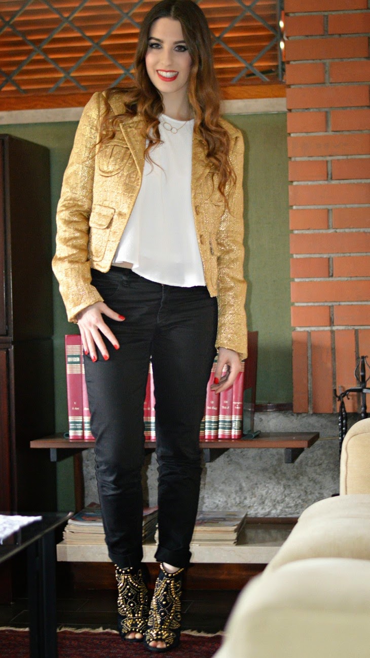 Pinko Gold Embroidered Jacket H&M White Frilled Crêpe Blouse Zara Black Pants Zara Studded Ankle Boots Lace Open Toe outfit per natale vigilia di natale outfit capodanno bianco oro studs xmas outfit The Sparkling Cinnamon