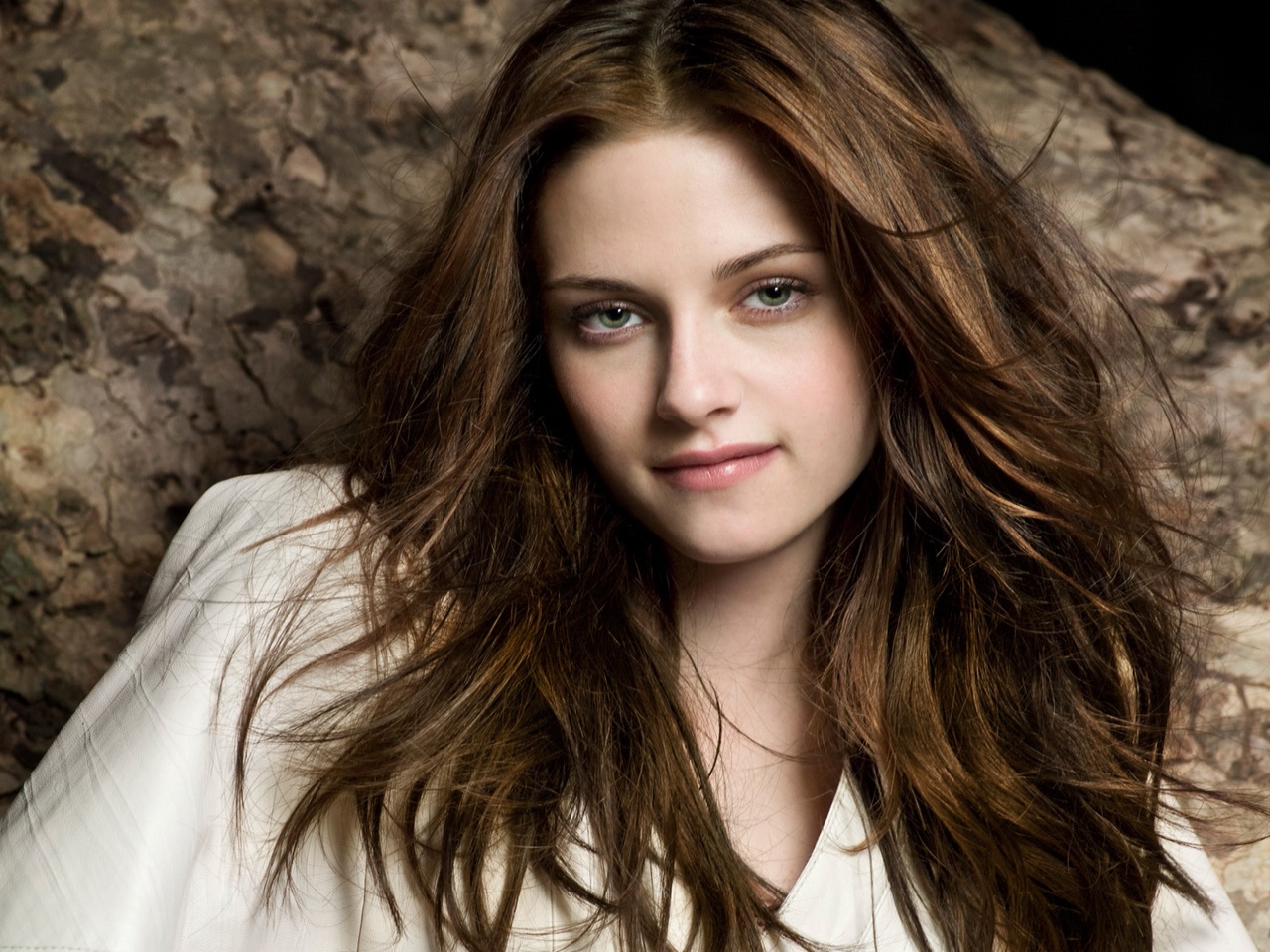 http://4.bp.blogspot.com/-9T5yQjEfjJU/UJQgwxm9NXI/AAAAAAAAGMQ/q-okEaXjA0c/s1600/Wallpaper%2BHD%2BKristen%2BStewart%2BTwilight%2B1280x960.jpg