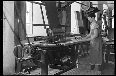 Zündholzfabrik - Frau an eine Maschine - 1930-1940 - Kunststoff-Negativ Kodak AG