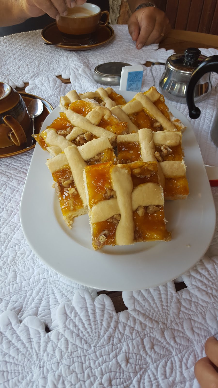 Crostata di frutta e noci.