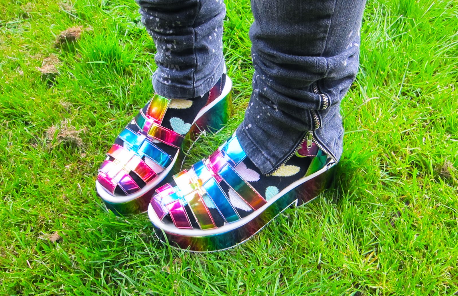 How I Wear Neon Jumper & Rainbow Sandals that's so yesterday