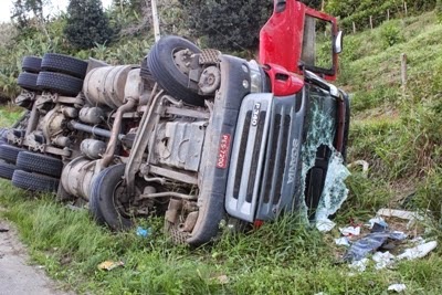 Ibirapitanga: Carreta com produtos desconhecidos tomba na BR 101  t