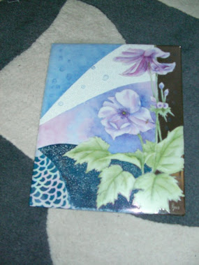 porseleinen plaat beschilderd met bloemen