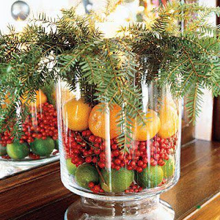 centro de mesa navideño con frutas y plantas