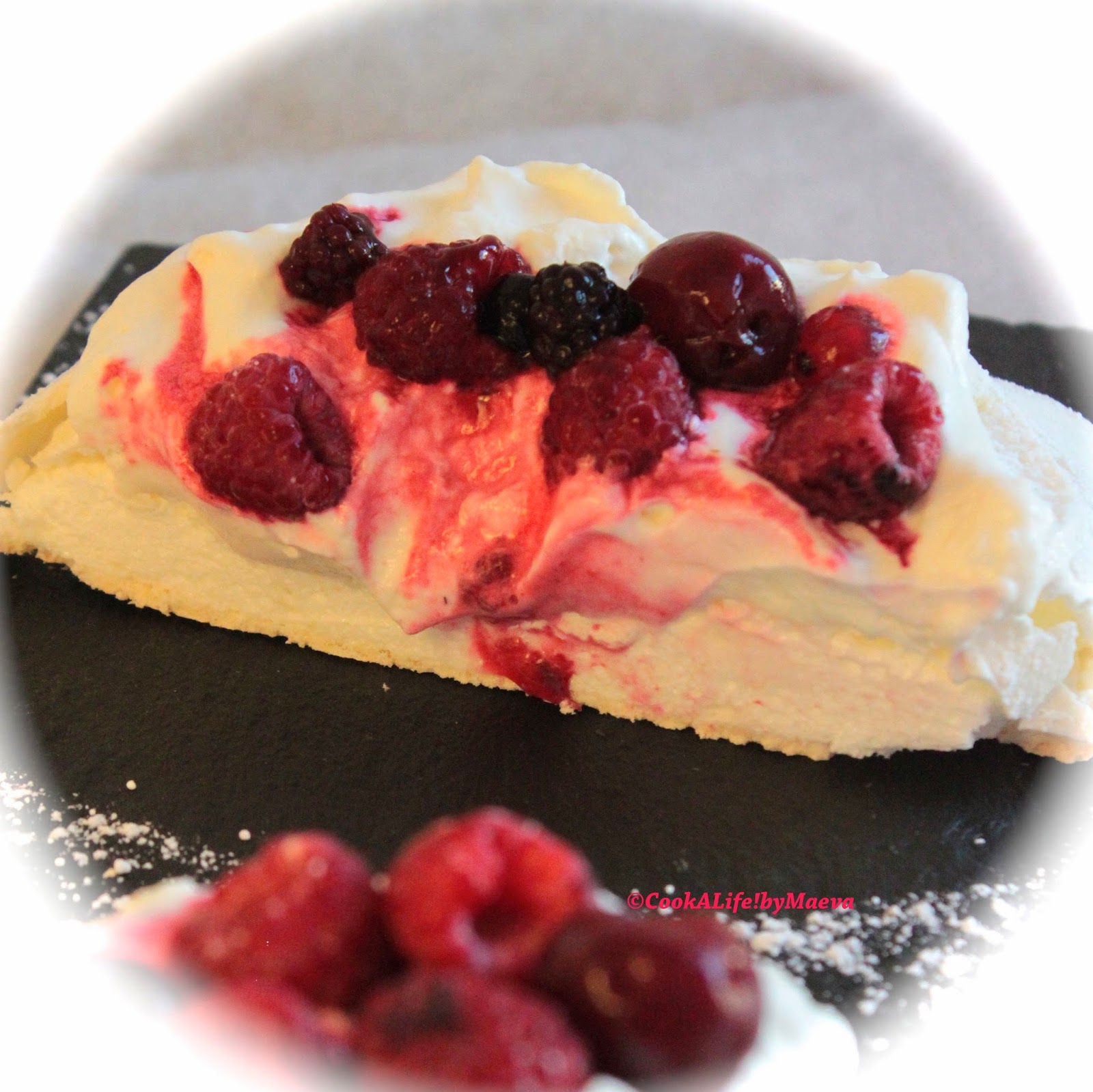 Cook A Life! by Maeva Pavlova { meringue et chantilly } aux fruits rouges