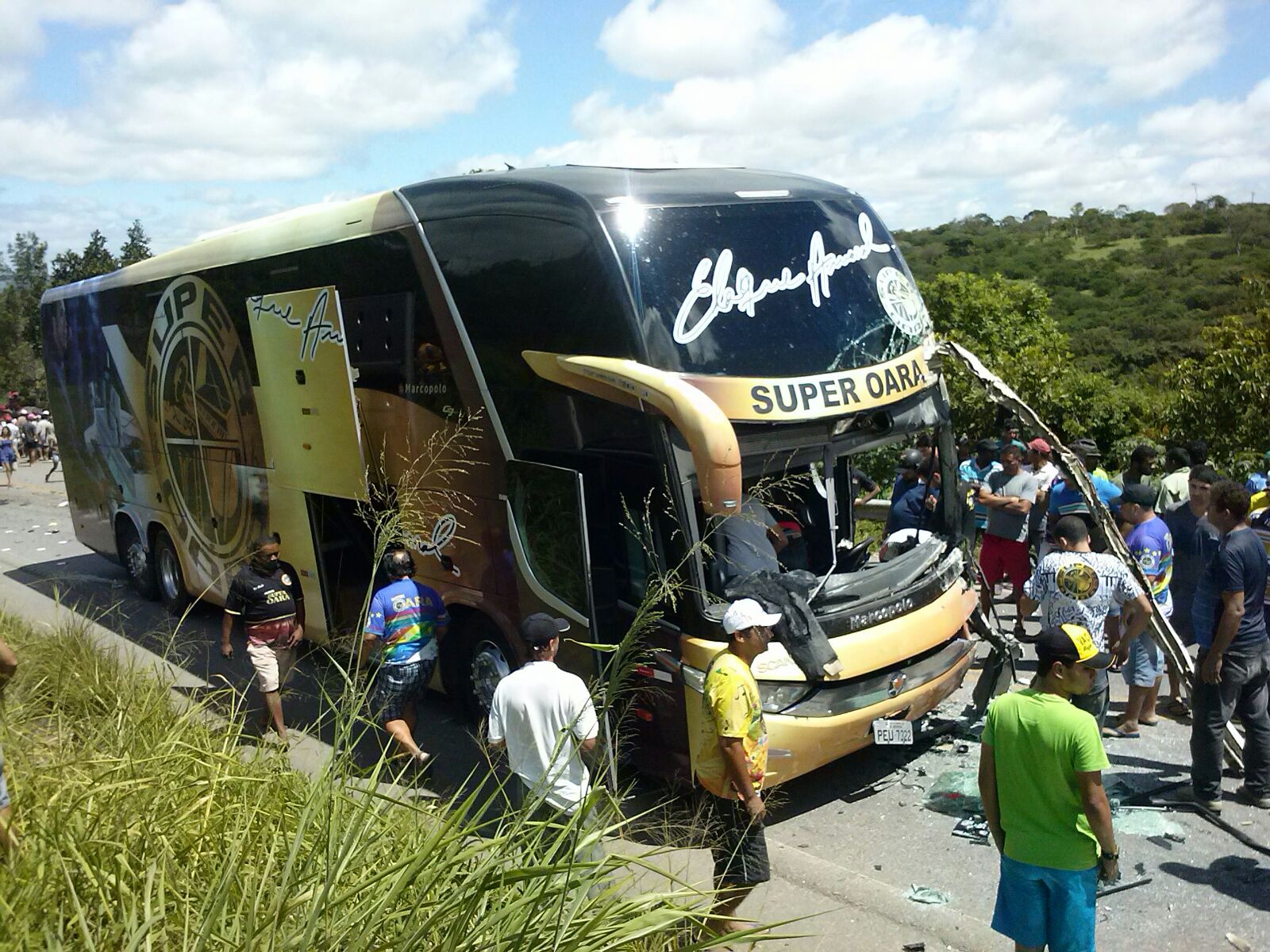 TRAGÉDIA COM ONIBUS DA BANDA SUPER OARA DEIXA DOIS MORTOS Adesivo Parede Kokeshi ~ TRAGÉDIA COM ONIBUS DA BANDA SUPER OARA DEIXA DOIS MORTOS