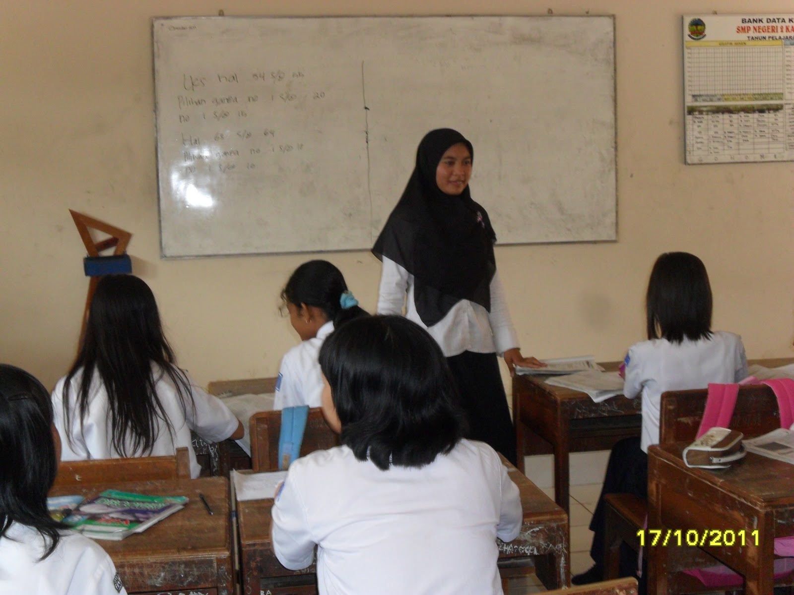 Guru Sedang Mengajar