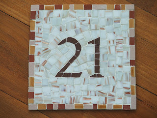 N°21 plaque de numéro de maison en mosaïque sur commande et envoi possible par la poste à coller soi même par mimi vermicelle