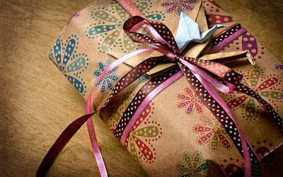 gift-box-holiday-ribbons-origami-paper-photo-wallpaper-1680x1050