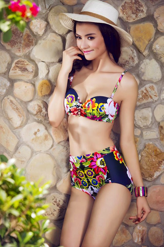 Hồng Quế uốn lượn quyến rũ với bikini