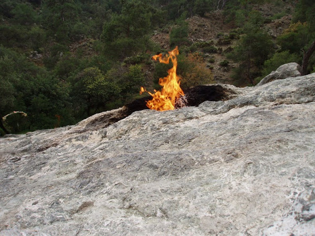 Las rocas en llamas de Chimaera Turquía