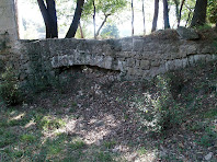 Detall de l'aqüeducte per on arribava l'aigua de la Riera de Clarà a la bassa del Molí de Bernadàs Detall de l'aqüeducte per on arribava l'aigua de la Riera de Clarà a la bassa del Molí de Bernadàs