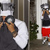 Justin Bieber usa troféus do EMA para esconder rosto dos flashes dos paparazziEm