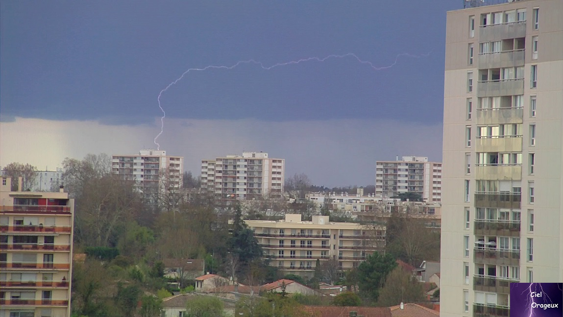 Orages 2013 - Ciel Orageux Vlcsnap-2013-03-25-23h08m42s220+bis