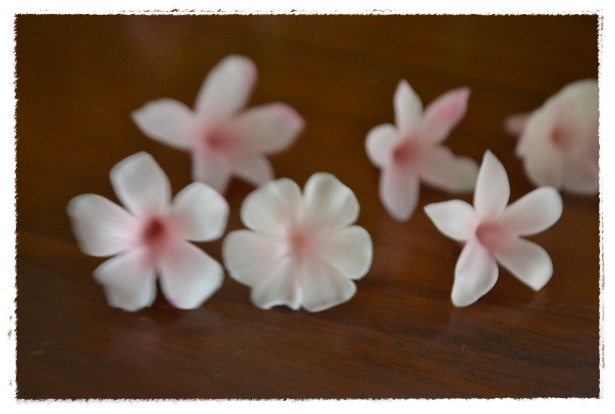 Cooking and Baking with MaeJJ: Gum Paste Flower for Cake ...