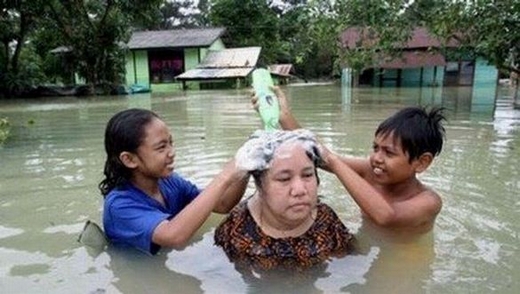 20 cảnh ngập lụt khắp thế giới: Cách duy nhất để vượt qua nghịch cảnh là phải lầy lội hơn cả nước lũ thì mới được - Ảnh 8.