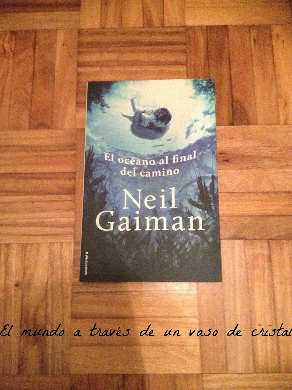 Este libro tiene 236 páginas, es de la editorial Roca Editorial, su año de publicación es de Octubre de 2013 y su título original es "The ocean at the End ...