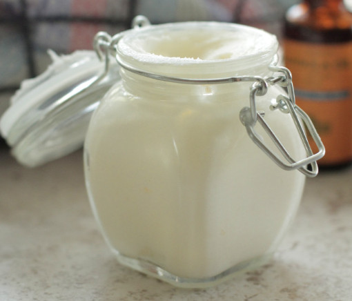 [Image: cach-lam-kem-duong-am-bang-dau-dua.jpg]