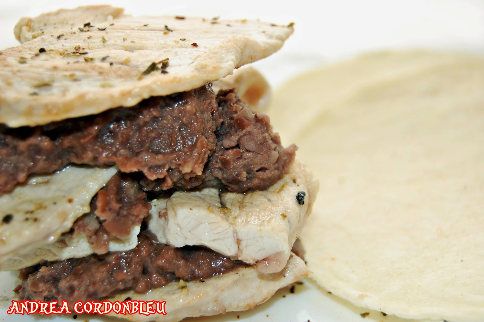 CORDONBLEU TORTILLAS DE MAIZ BLANCO CON POLLO Y FRIJOLES NEGROS REFRITOS