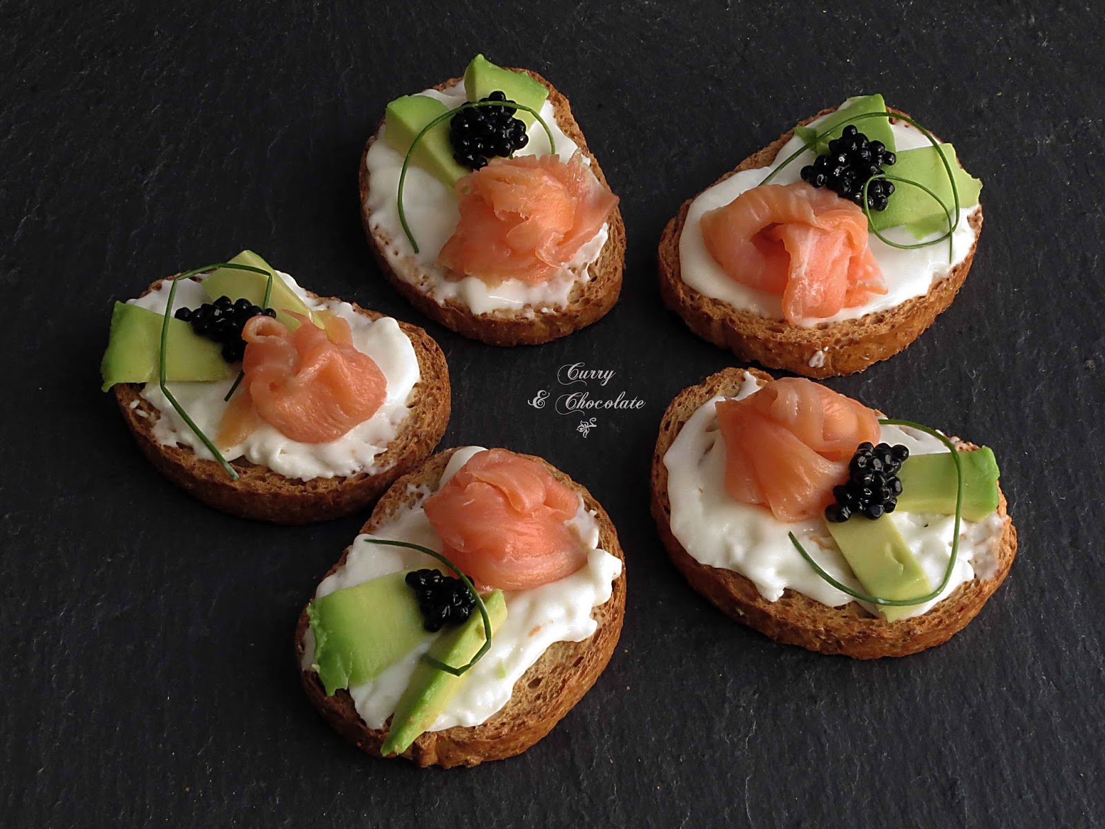 Canapés de salmón y aguacate – Avocado and smoked salmón appetizers Canapés de salmón y aguacate – Avocado and smoked salmón appetizers