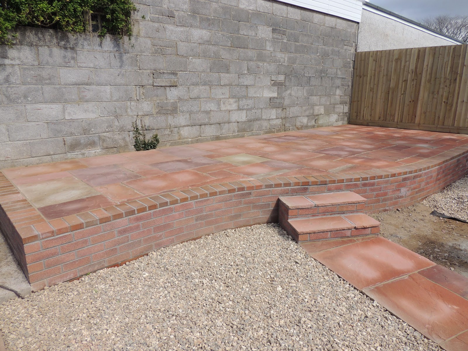 CWM LLYNFI BRICKLAYING Harvest natural slabs on curve wall with brick