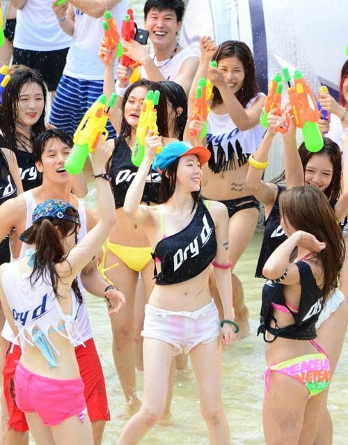 Thiếu nữ Hàn đốt mắt với bikini tại lễ hội nước
