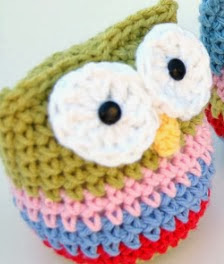 http://translate.google.es/translate?hl=es&sl=en&tl=es&u=http%3A%2F%2Fhopscotchlane.blogspot.com.au%2F2012%2F11%2Fcrochet-owl-ornament-pattern.html