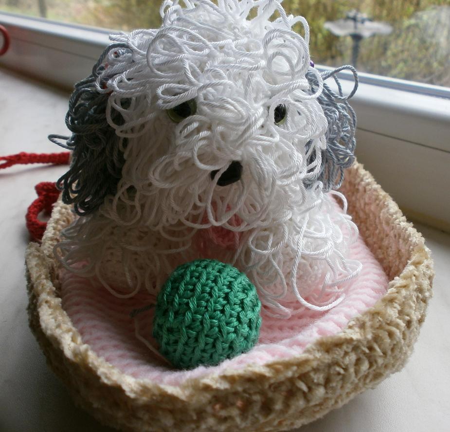 Het hondje in zijn mandje