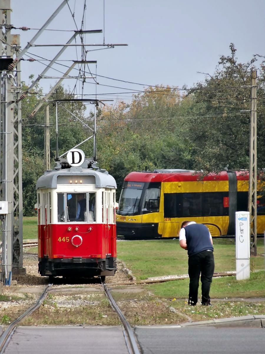 Berlinka #445 na linii D w rejonie pętli tramwajowej na ulicy Kijowskiej
