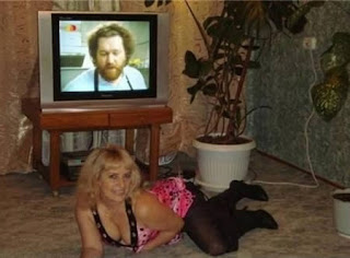 Foto Aneh Tv Menonton Penonton http://www.fenomania.com/2012/05/foto-aneh-tv-menonton-penonton.html
