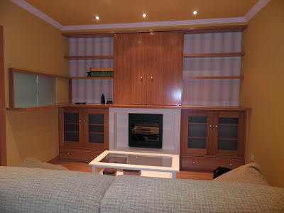 Diseño de mueble del salón con barra y pasaplatos Diseño de mueble del salón con barra y pasaplatos