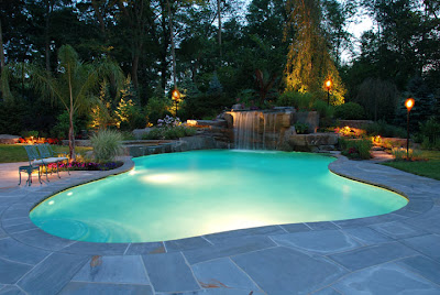 Piscina com cascata, com vegetação Piscina com cascata, com vegetação