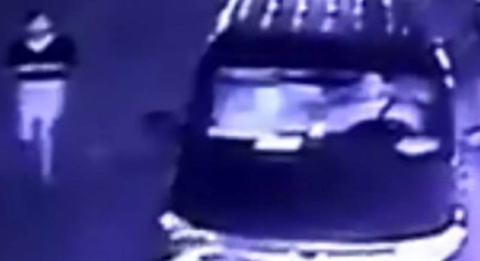 Βίντεο-σοκ: Μητέρα παίζει με το κινητό της ενώ η 2χρονη κόρη της παρασύρεται από αυτοκίνητο Βίντεο-σοκ: Μητέρα παίζει με το κινητό της ενώ η 2χρονη κόρη της παρασύρεται από αυτοκίνητο
