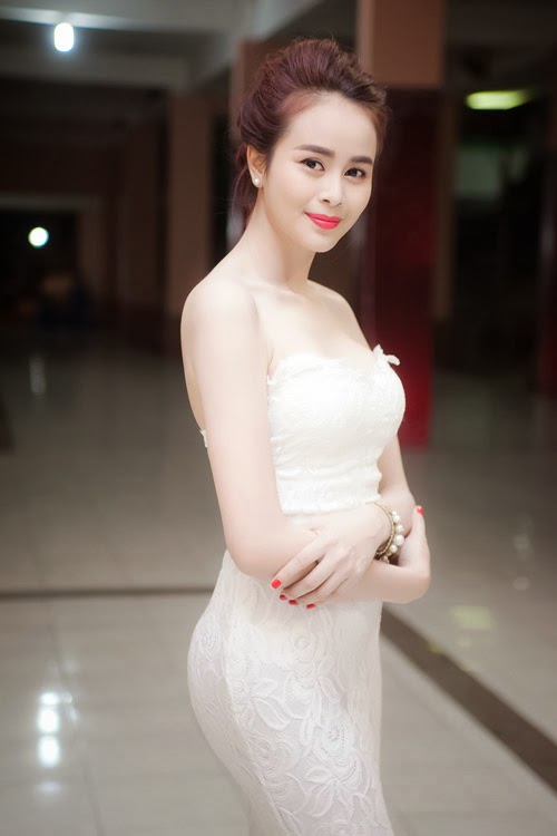 Ngắm làn da trắng nõn nà của hot girl sài thành