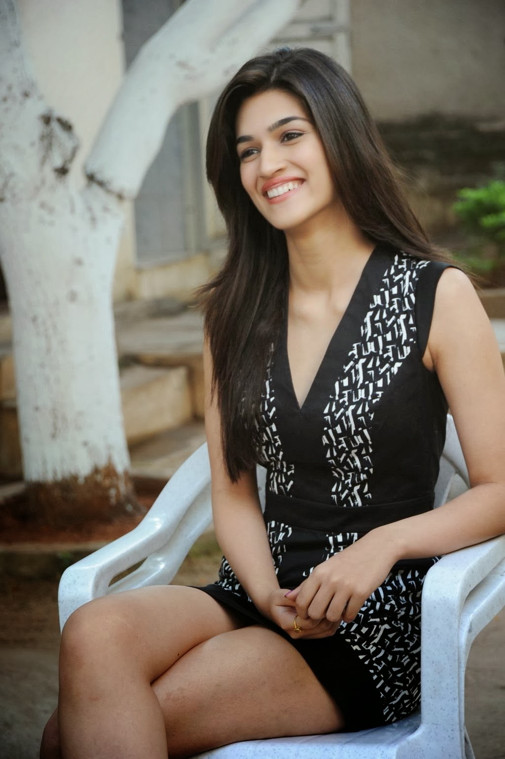 Heroine Kriti Sanon photos wallpapers images pictures gallery free