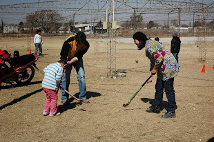 JUGANDO AL HOCKEY