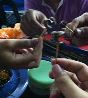 makan kerang bakar