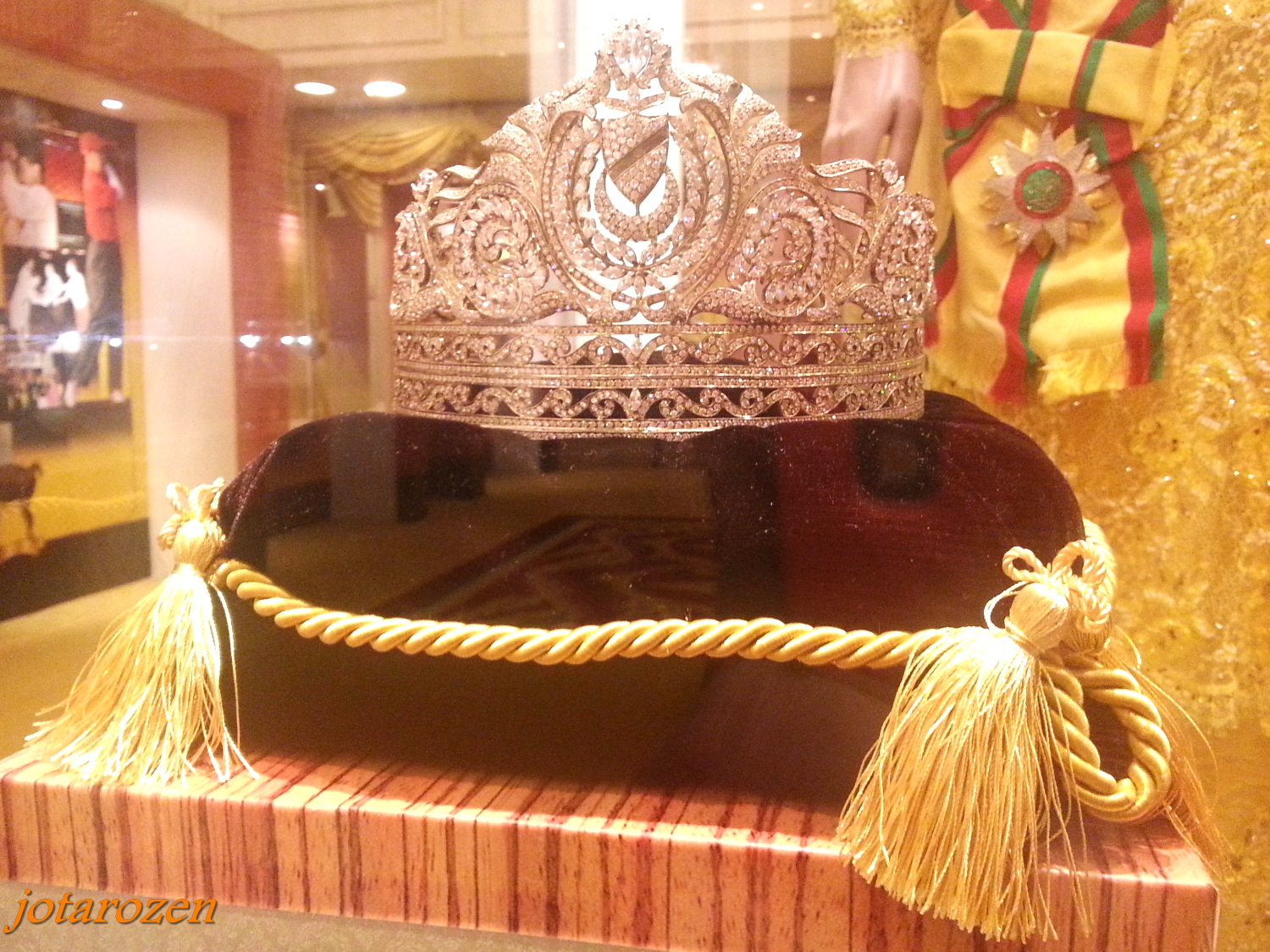 RoyalDish Tiara page 205